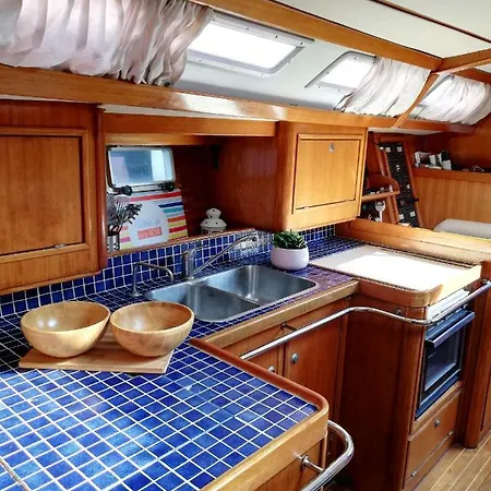 Amber Sun Boat & Breakfast Botel *