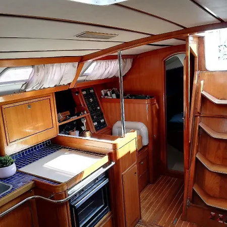 Amber Sun Boat & Breakfast Botel *