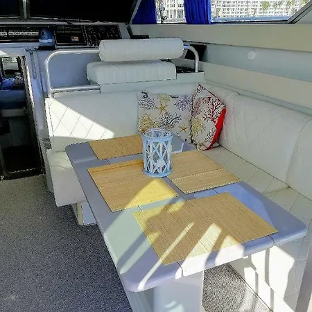 Botel Amber Sun Boat & Breakfast *