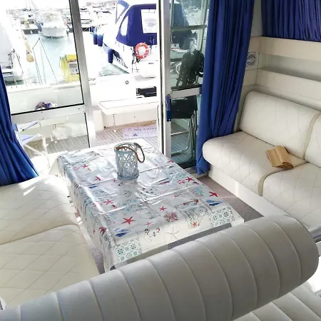 Amber Sun Boat & Breakfast Botel *