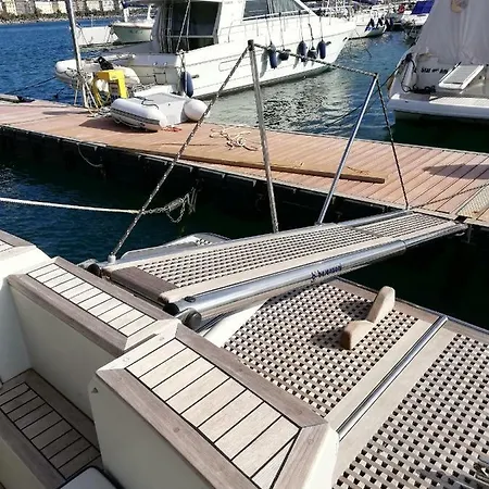 Amber Sun Boat & Breakfast Botel *