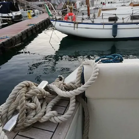 Amber Sun Boat & Breakfast Botel