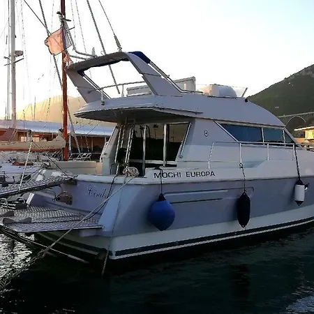 Amber Sun Boat & Breakfast Botel